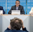Pandemia wymaga licznych briefingów prasowych. Dyrektor generalny WHO Tedros Adhanom Ghebreyesus (w 