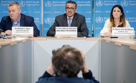 Pandemia wymaga licznych briefingów prasowych. Dyrektor generalny WHO Tedros Adhanom Ghebreyesus (w 