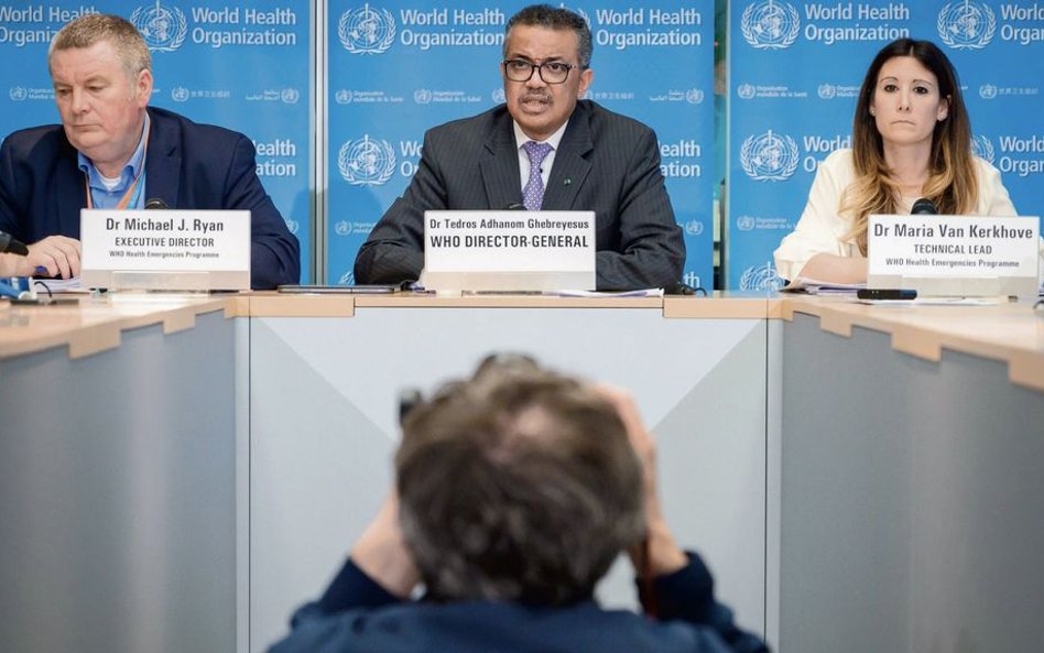 Pandemia wymaga licznych briefingów prasowych. Dyrektor generalny WHO Tedros Adhanom Ghebreyesus (w 