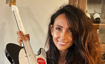 Anna Zarębska z gitarą Hollywood Vampires