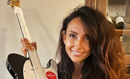 Anna Zarębska z gitarą Hollywood Vampires