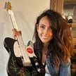 Anna Zarębska z gitarą Hollywood Vampires