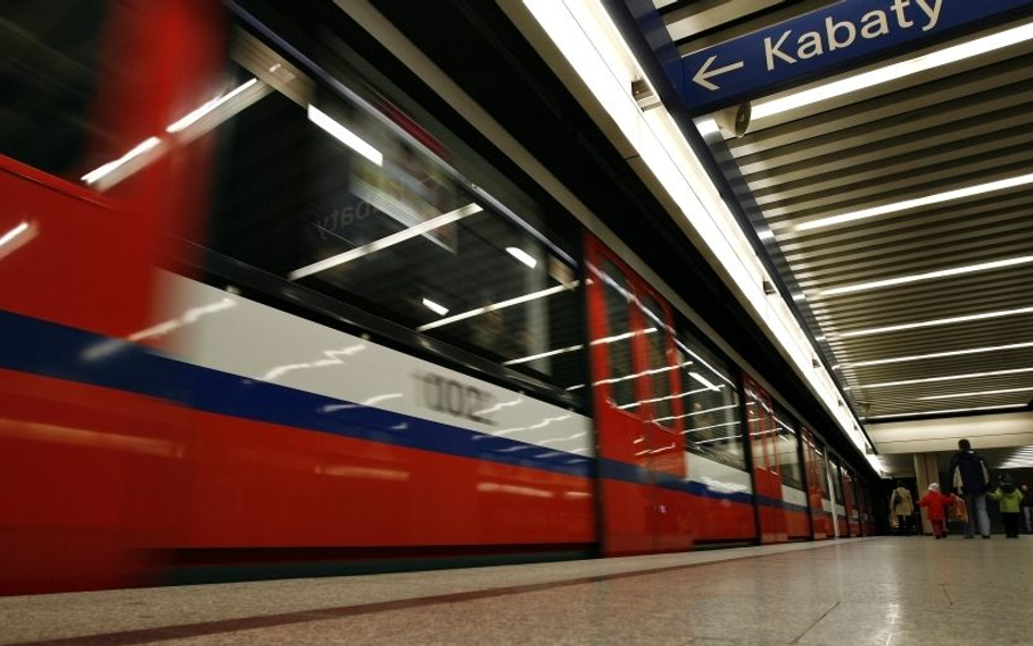 Warszawa: Kontroler biletów zepchnięty z peronu stacji metra