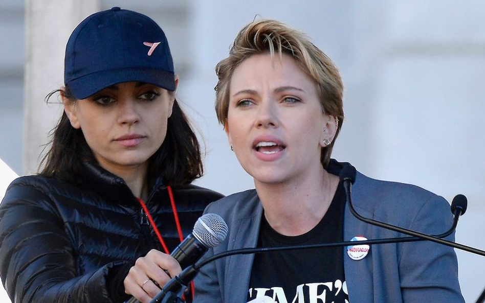 Aktorki Mila Kunis i Scarlett Johansson na wiecu w Los Angeles