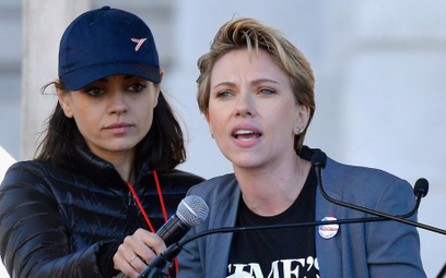 Aktorki Mila Kunis i Scarlett Johansson na wiecu w Los Angeles