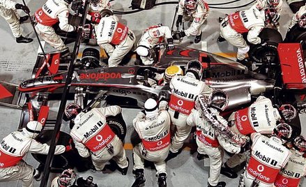 Lewis Hamilton w boksie McLarena