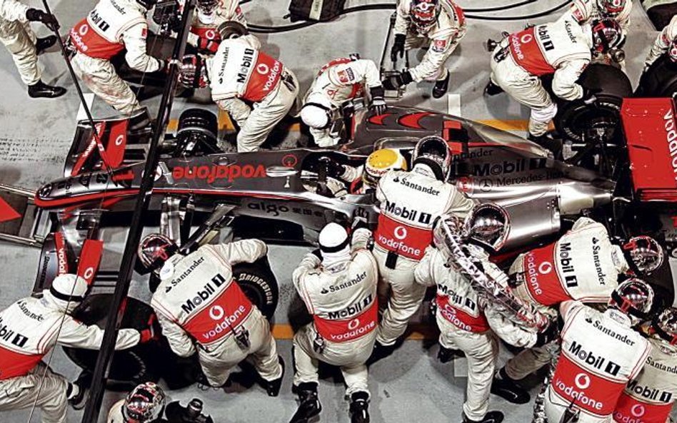 Lewis Hamilton w boksie McLarena