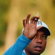 Golfista Tiger Woods na 15. dołku turnieju Masters wbija piłkę do wody, ale następną upuszcza do kol