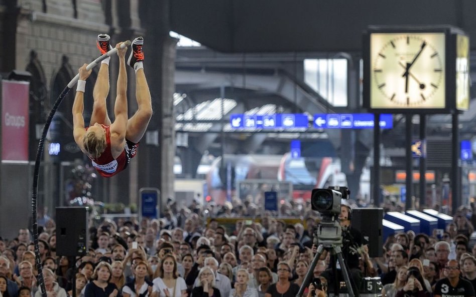 Widzowie podziwiają zmagania skoczków w czasie zawodów w skoku o tyczce zorganizowanych na dworcu w 