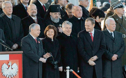 Warszawa, 11 listopada 2008. Uroczystości przed Grobem Nieznanego Żołnierza na Placu Piłsudskiego w 