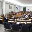 Senatorowie na sali obrad