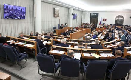 Senatorowie na sali obrad