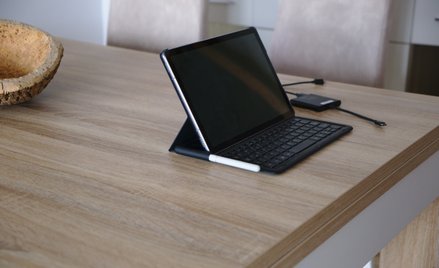 Praca zdalna: pieniądze dla pracowników na biurko i krzesło bez PIT