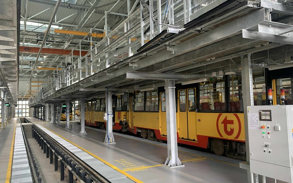 Wnętrze Zajezdni Annopol – nowoczesnej hali serwisowej dla tramwajów, która stała się areną ogólnopo