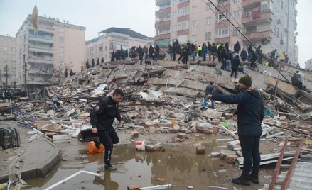 Jeden ze zniszczonych w wyniku trzęsienia ziemi w Turcji budynek w mieście Diyarbakir