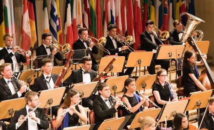 European Union Youth Orchestra, łączy wysoki profesjonalizm z ideą współpracy młodych ludzi.