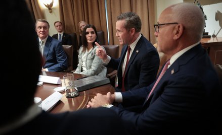 Mike Waltz, doradca ds. bezpieczeństwa narodowego odpowiada na pytania dziennikarzy dotyczące konwer