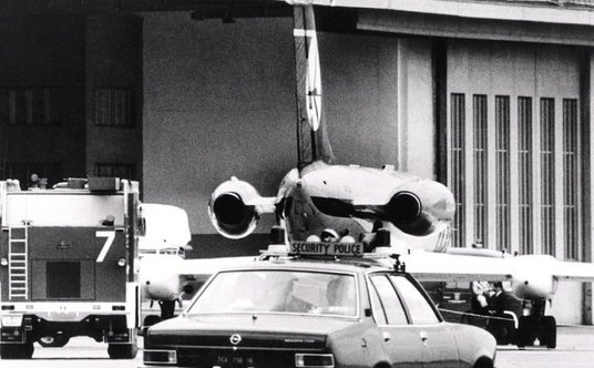 Hans Tiede, aby uciec z NRD, porwał i zmusił pilotów samolotu LOT do lądowania na Tempelhof (30 sier