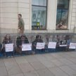 Młodzi działacze PO zamykają się w klatkach