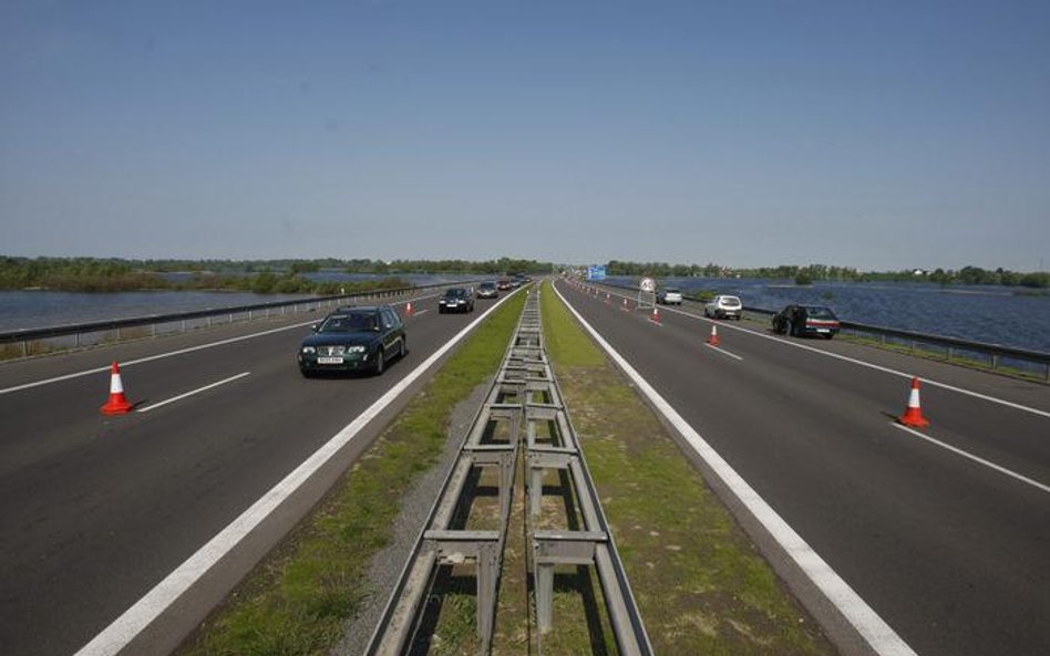 Budowa dróg i autostrad. Pozwolenia na budowę nowych odcinków