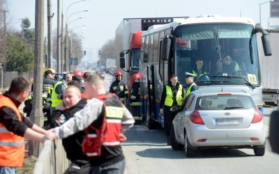 Wypadek autokaru z nastolatkami pod Warszawą