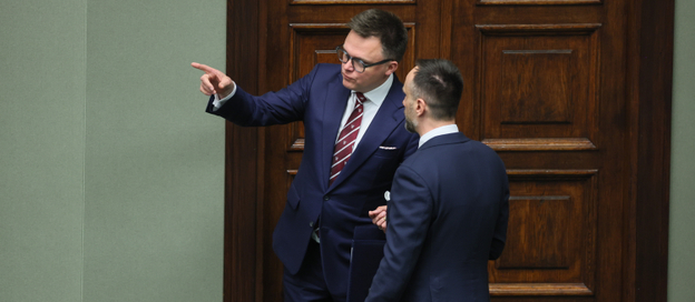 Marszałek Sejmu Szymon Hołownia oraz poseł PiS Janusz Kowalski na sali plenarnej Sejmu