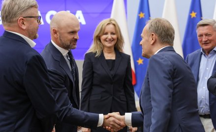 Premier Donald Tusk oraz pełnomocnik przedsiębiorców ds. deregulacji Rafał Brzoska