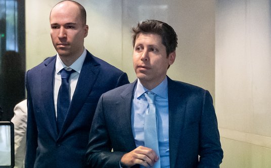 Sam Altman, dyrektor generalny OpenAI i Greg Brockman, szef rady nadzorczej w drodze na salę sądową