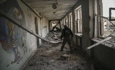 Mieszkaniec Bachmutu w ruinach jednego z budynków