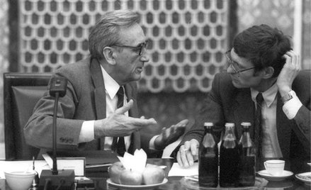 Pierwszy niekomunistyczny premier Tadeusz Mazowiecki i Leszek Balcerowicz, wicepremier ds. gospodarc