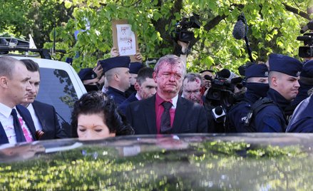 9 maja 2023 r., ambasador Federacji Rosyjskiej w Polsce Siergiej Andriejew oblany czerwoną farbą prz