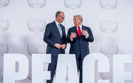 Kanclerz Niemiec Friedrich Merz i prezydent USA Donald Trump podczas szczytu poświęconego Gazie w Sz
