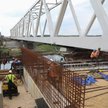 Operacja przesuwania przęsła nowego mostu kolejowego nad Narwią w Uhowie. To największy obiekt na tr