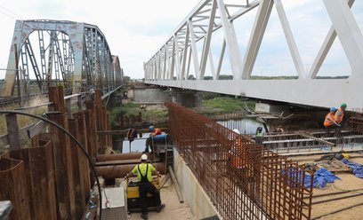 Operacja przesuwania przęsła nowego mostu kolejowego nad Narwią w Uhowie. To największy obiekt na tr