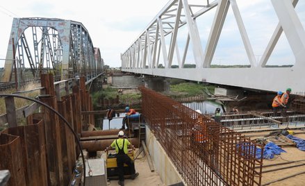 Operacja przesuwania przęsła nowego mostu kolejowego nad Narwią w Uhowie. To największy obiekt na tr