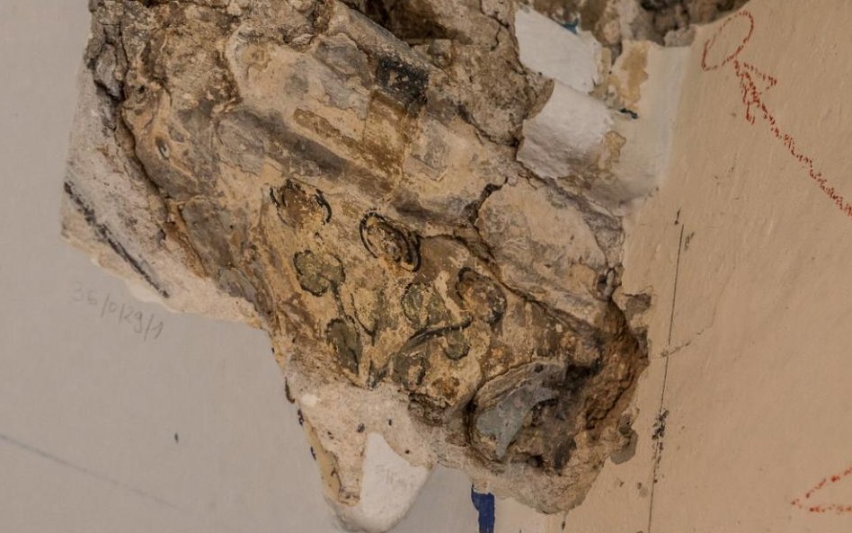 Pod warstwami farby i tynku konserwatorzy odkryli oryginalne zdobienia