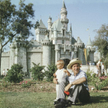 Disney ze swoim wnukiem na terenie Krainy Szczęśliwości, czyli Disneylandu. Pomimo początkowych kłop