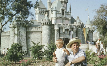 Disney ze swoim wnukiem na terenie Krainy Szczęśliwości, czyli Disneylandu. Pomimo początkowych kłop