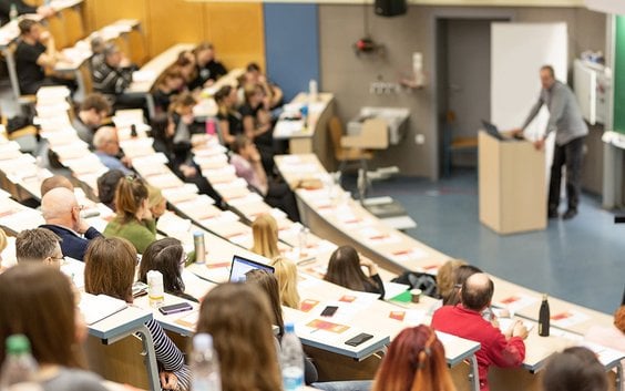 Wyjaśnienie tego samego zjawiska dziecku, uczniowi w szkole, studentowi, doktorantowi i profesorowi 