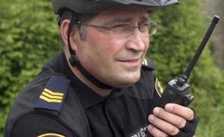 Straż gminna na koniach i z paralizatorem