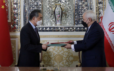 Ministrowie spraw zagranicznych Chin i Iranu - Wang Yi i Javad Zarif