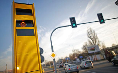 Nieoznakowane fotoradary rejestrują przejazd na czerwonym świetle. RPO apeluje.