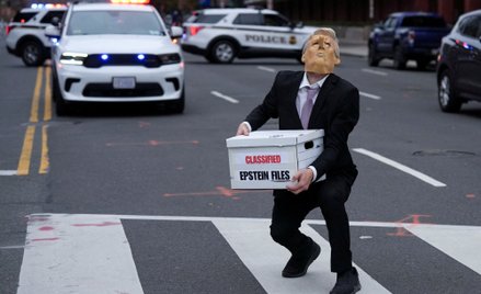 Protest przeciwko Donaldowi Trumpowi przed Białym Domem w Waszyngtonie