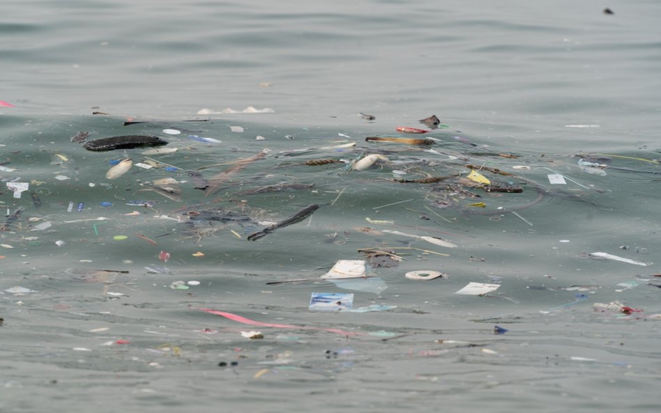 Śmieci unoszą się w oceanie przy plaży Bangsaen w Chon Buri w Tajlandii