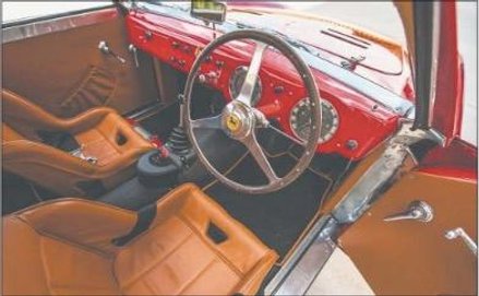 Nadwozie w kolorze rosso wraz z miodowo ciepłą tapicerką foteli to cechy typowe dla Vignale. Łatwo s