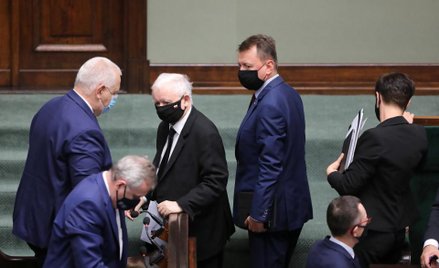 Sondaż: Uchodźcy ratują PiS