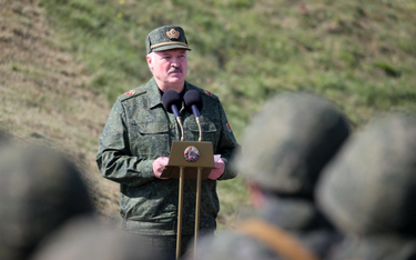 Aleksander Łukaszenko przemawia do żołnierzy biorących udział w ćwiczeniach Zapad-2021