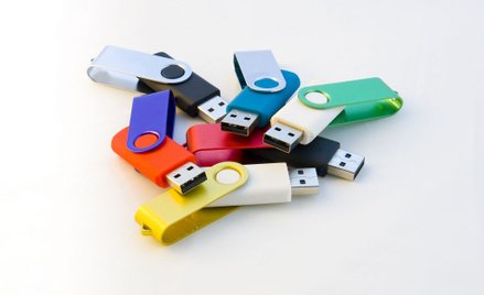 VAT: pendrive dla uczestnika konferencji to część usługi kompleksowej