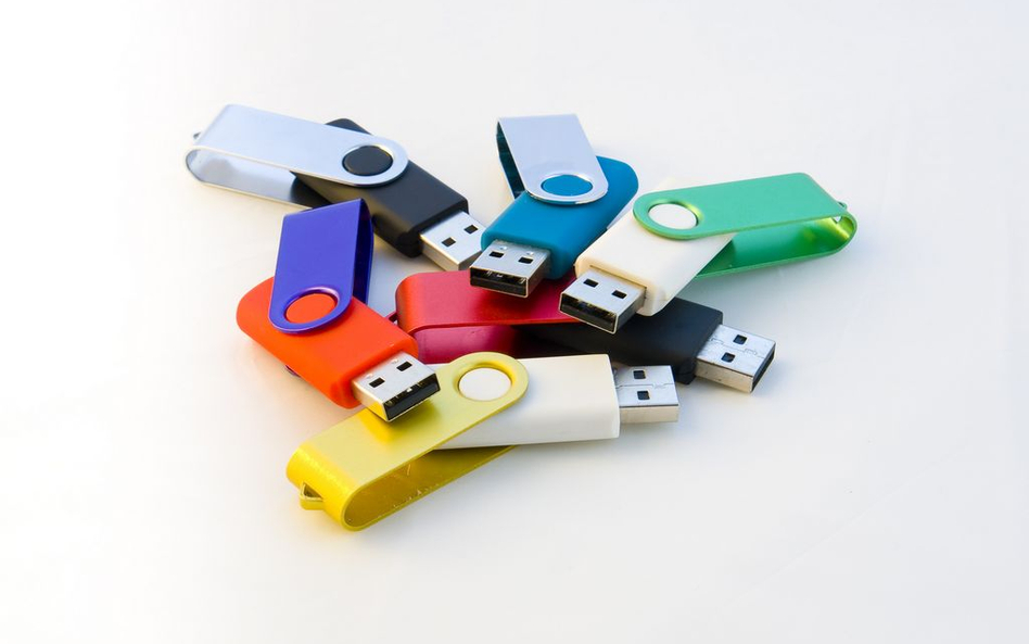 VAT: pendrive dla uczestnika konferencji to część usługi kompleksowej