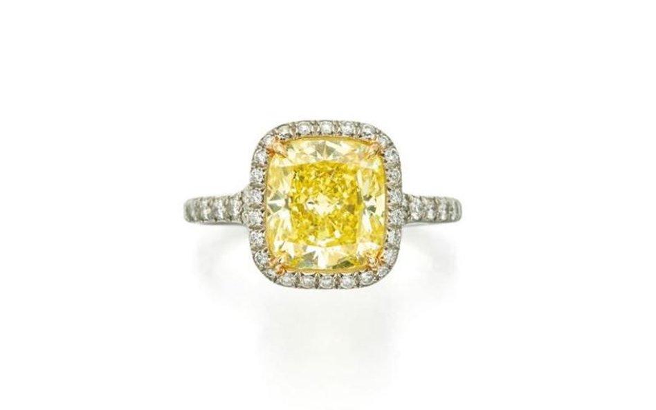 Pierścionek Tiffany & Co. z żółtym diamentem o wadze 3.54 karatów.
